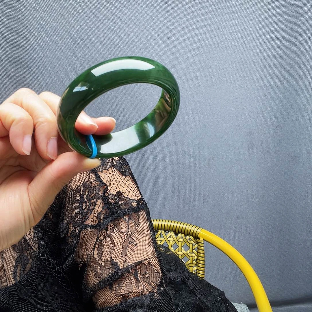 牛****和田玉未镶嵌手镯