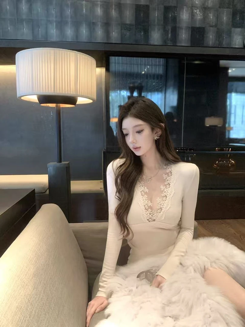 梦梦 MENGMENG｛蕾丝物语 秋冬纯欲温柔V领网纱蕾丝拼接T恤上衣｝