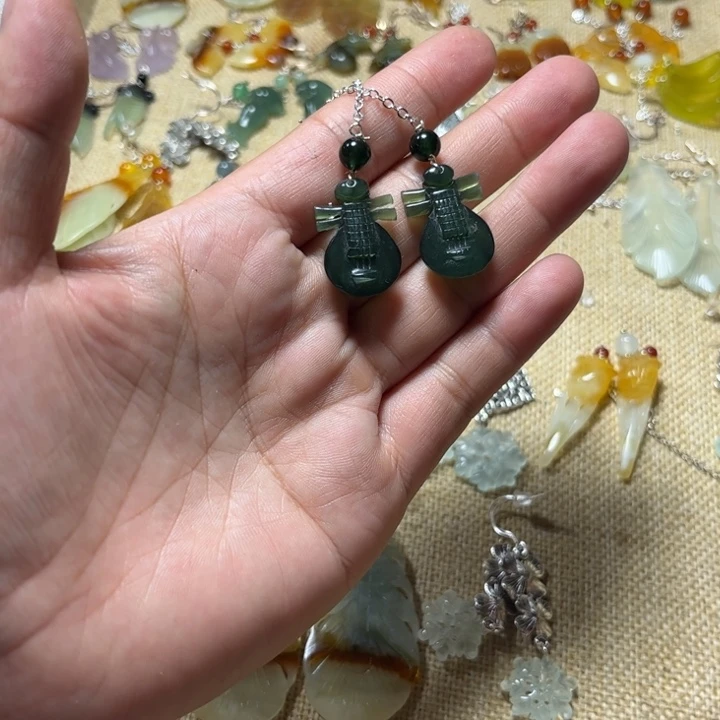 蛇纹石玉合金吊坠