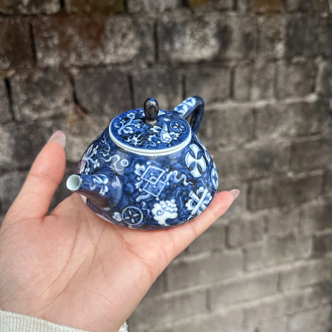 景德镇手工陶瓷青花蓝地杂宝石瓢壶