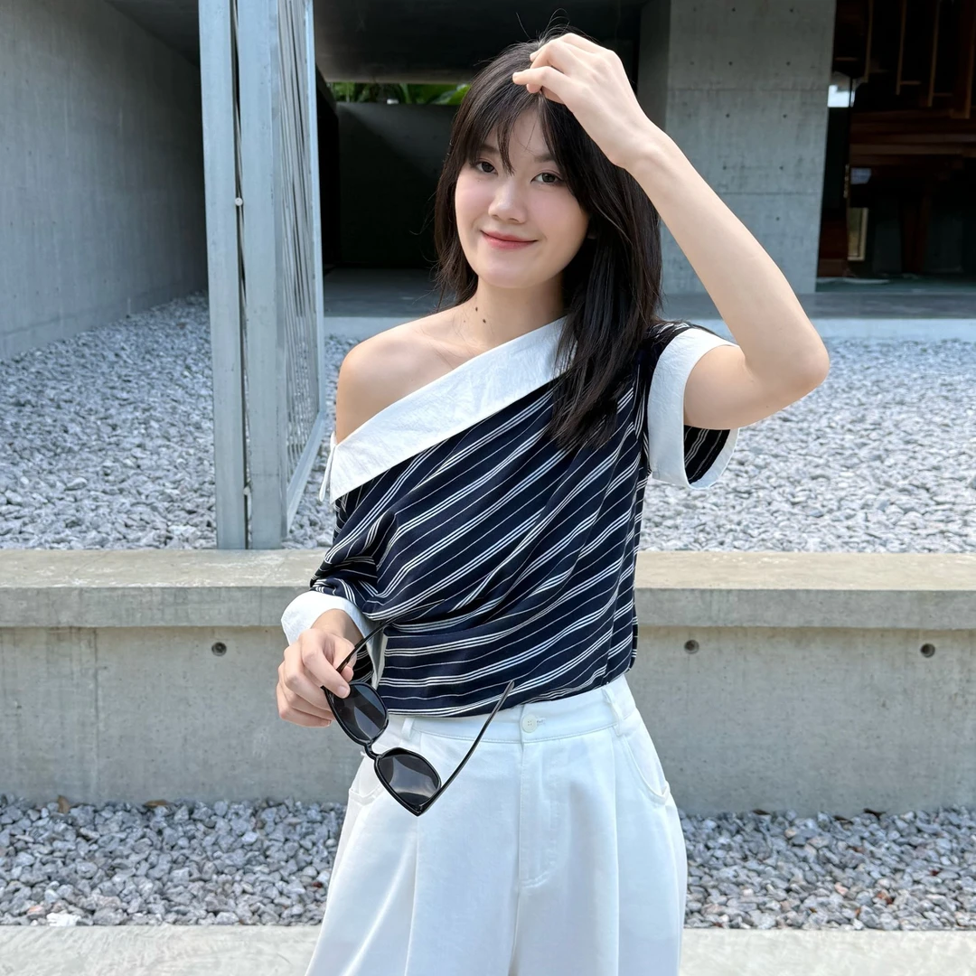 一榎 • 撞色拼接条纹设计感露肩T恤女夏宽松斜肩上衣