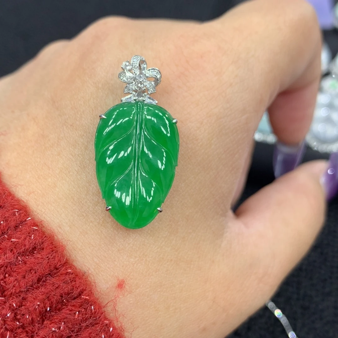 18K金镶嵌翡翠耳饰梅*子叶子