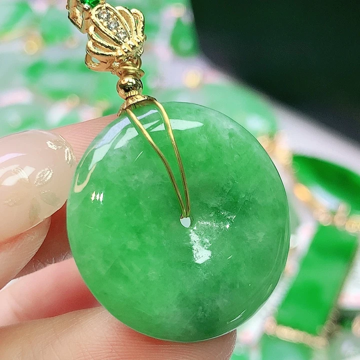翡翠未镶嵌颈饰多样性发其一