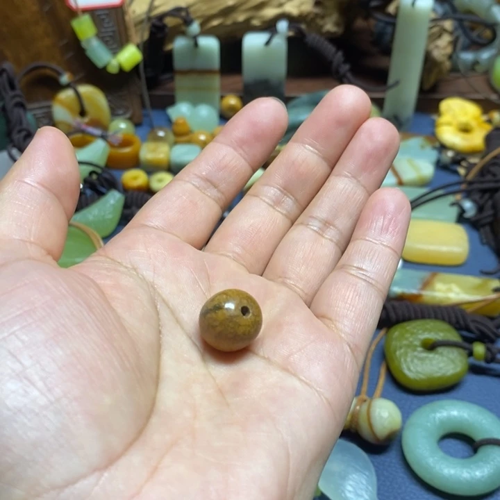 酒***妹蛇纹石玉未镶嵌颈饰