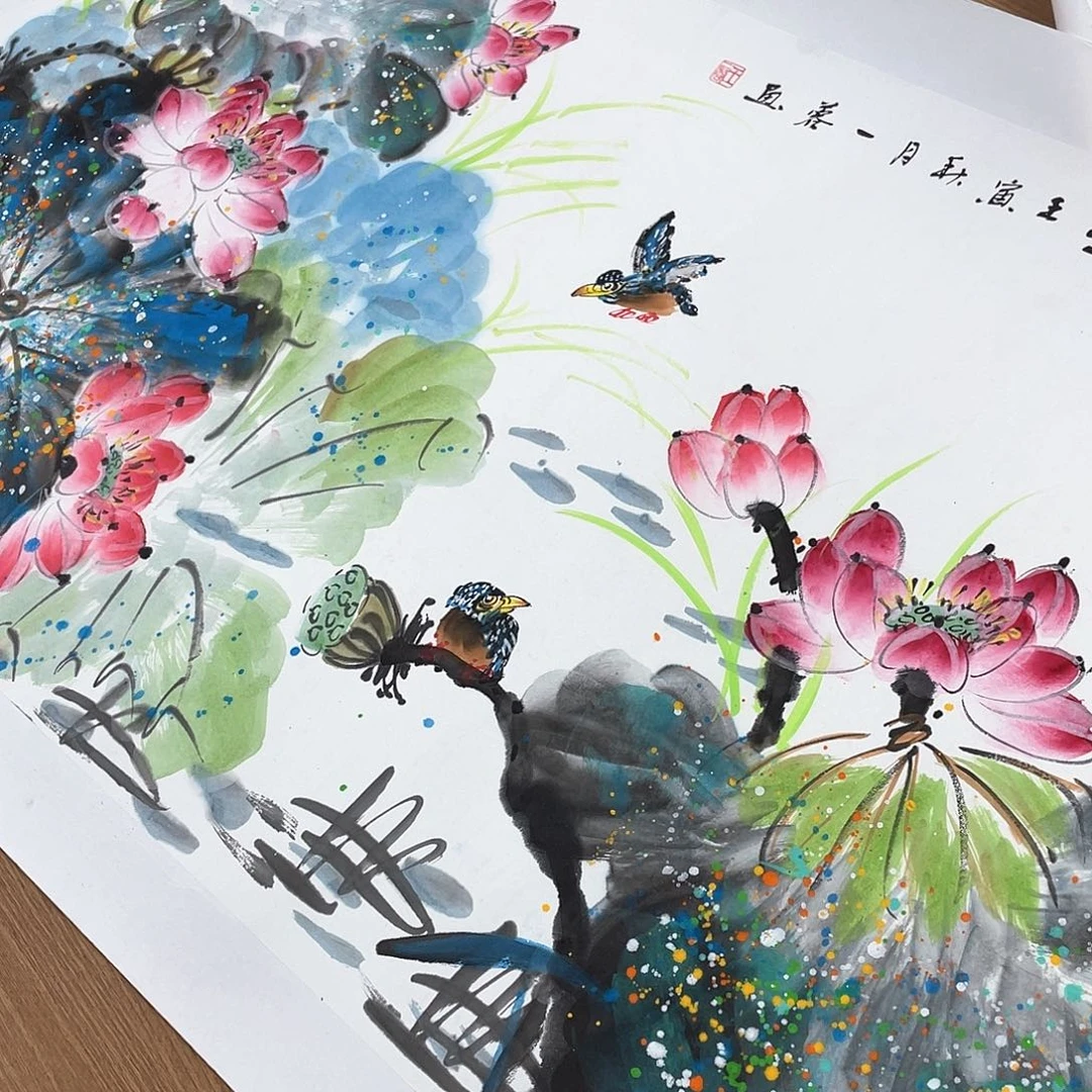国画把头伸过来给我的手机充电