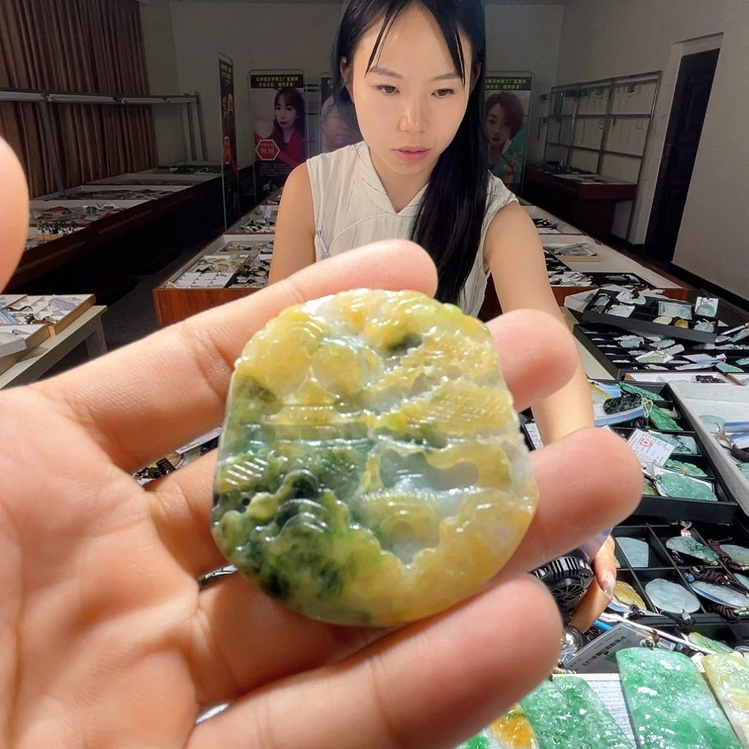 翡翠未镶嵌颈饰一