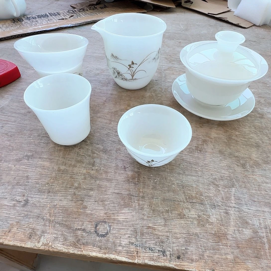 柏**饰璞瓷玉兰花一套，搭配六个反口杯