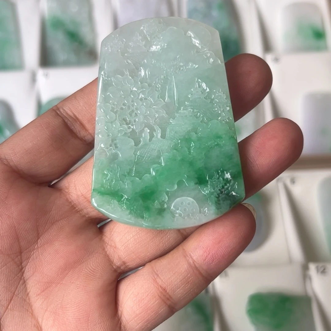 翡翠未镶嵌颈饰山水