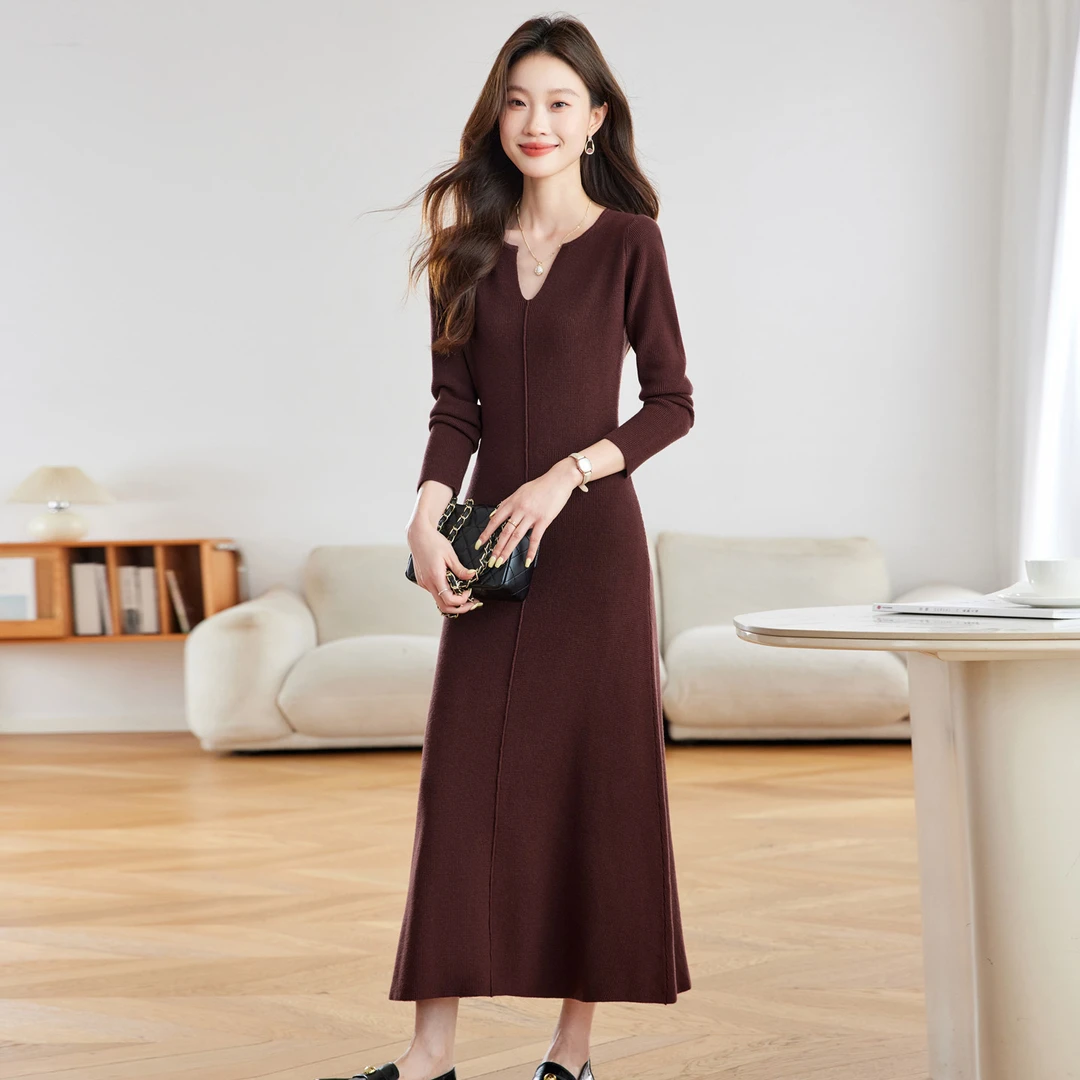 修身V领打底针织连衣裙女2025秋冬新款时尚配大衣显瘦长款毛衣裙