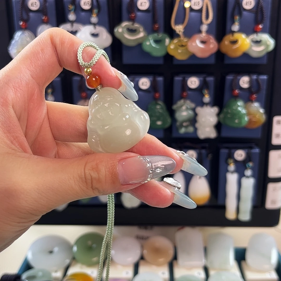 颈饰未镶嵌石英质玉