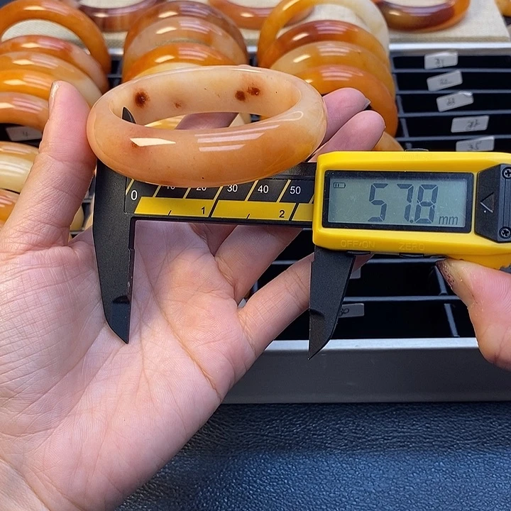 未镶嵌石英质玉（黄龙玉）手镯27号