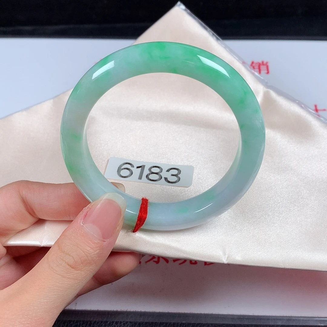 翡翠手镯未镶嵌57。