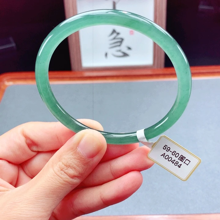 未镶嵌手镯翡翠圆镯