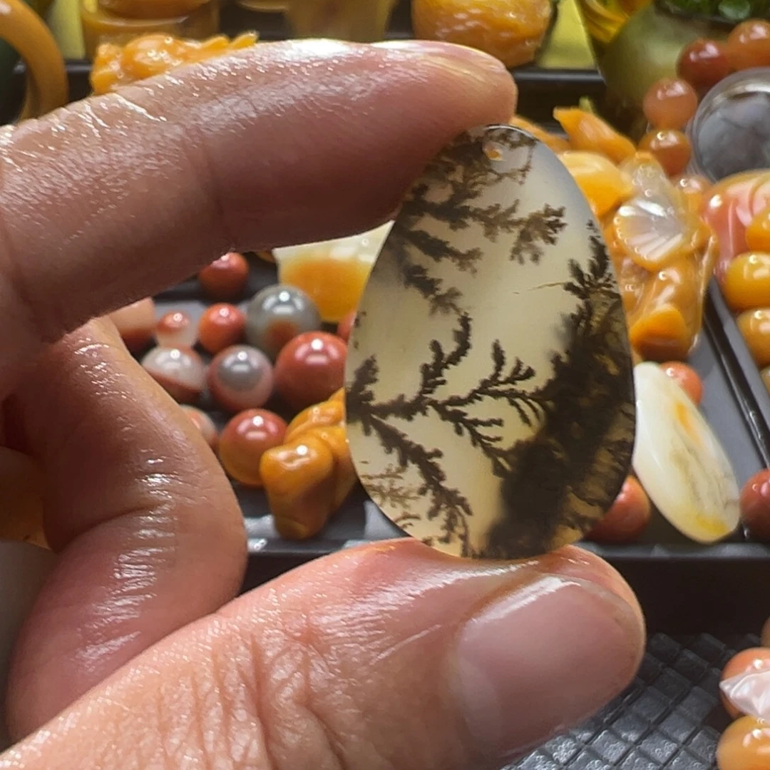 石英质玉未镶嵌颈饰