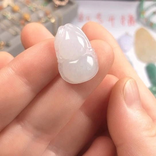 翡翠未镶嵌颈饰葫芦