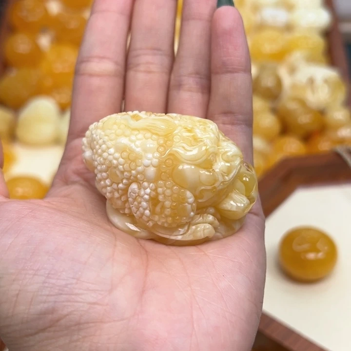 小***金未镶嵌颈饰琥珀蜜蜡