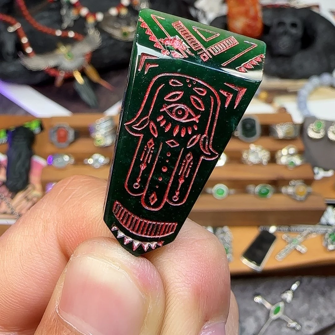 丢***丢翡翠未镶嵌颈饰klll