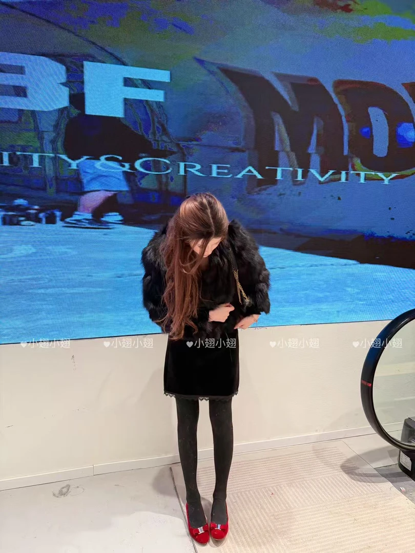 小翅服饰  金丝绒拼接蕾丝直筒显瘦半裙