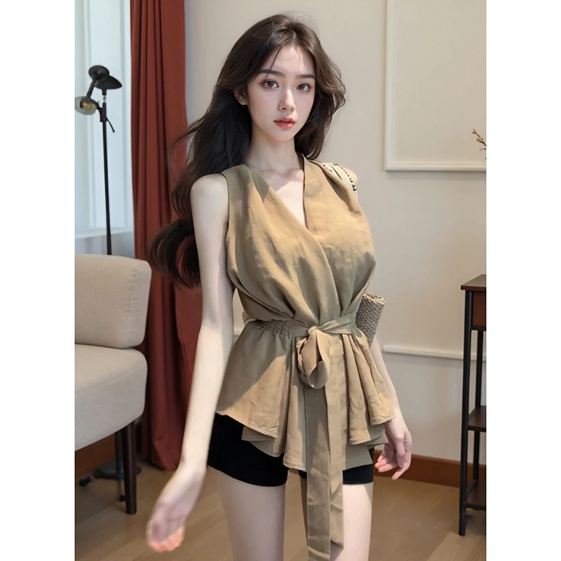 纯欲风辣妹挂脖时尚套装女2025新款收腰系带上衣+高腰短裤俩件套