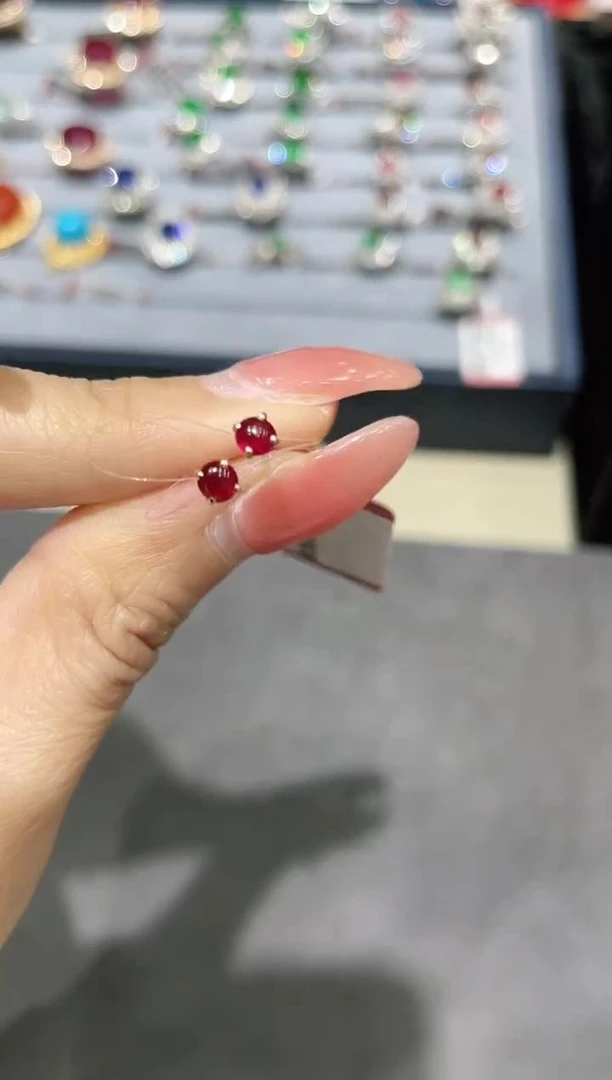 18K金镶嵌天然红宝石耳饰