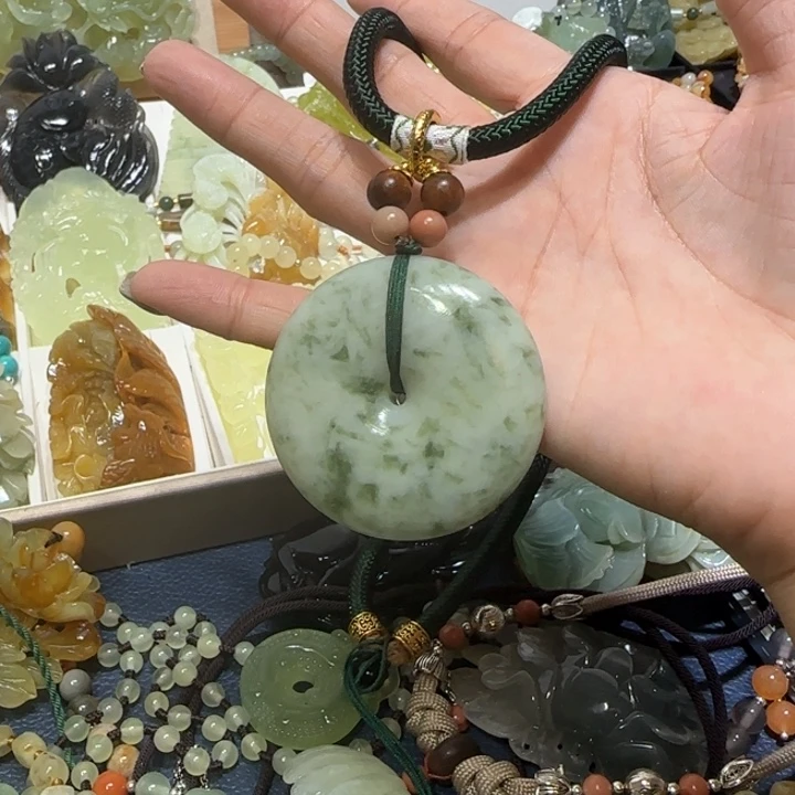 未镶嵌蛇纹石玉吊坠