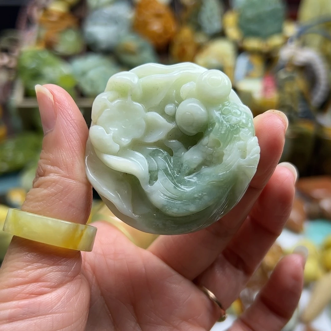 岫玉未镶嵌颈饰翠花料金鱼