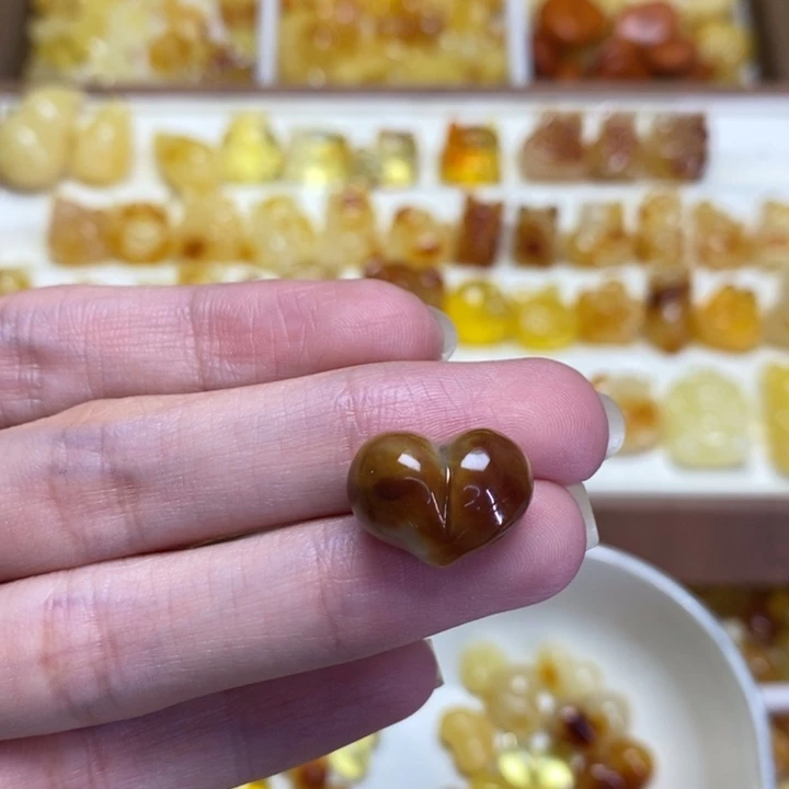 琥珀未镶嵌裸石屁桃