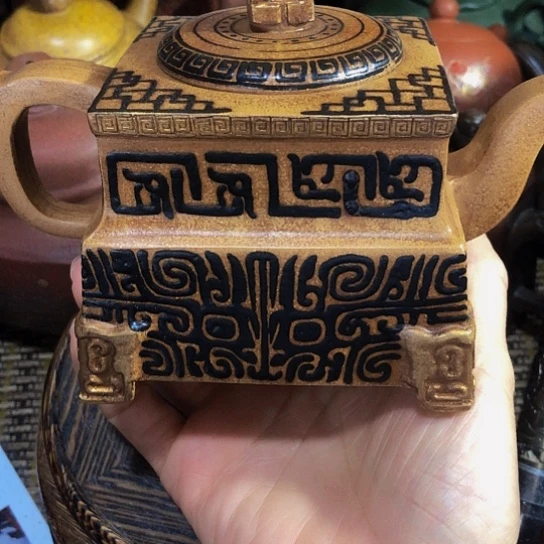 茶壶紫砂原矿泥料手工制作的紫砂壶。