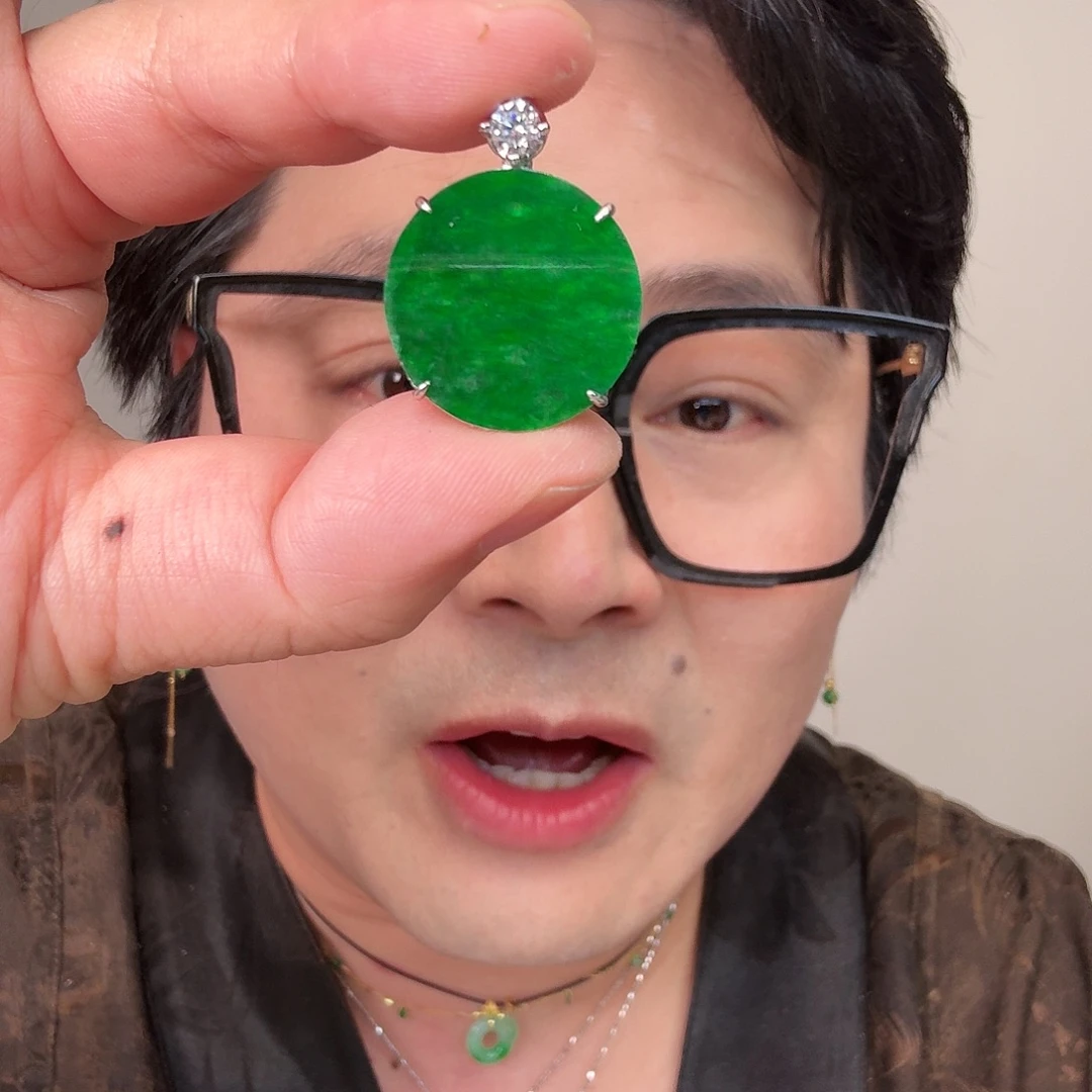 এ***⁴翡翠未镶嵌颈饰一件