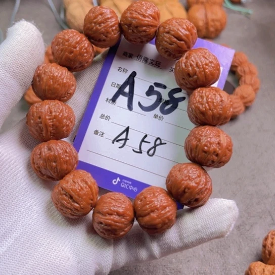 文玩核桃吊坠少****.核桃手串