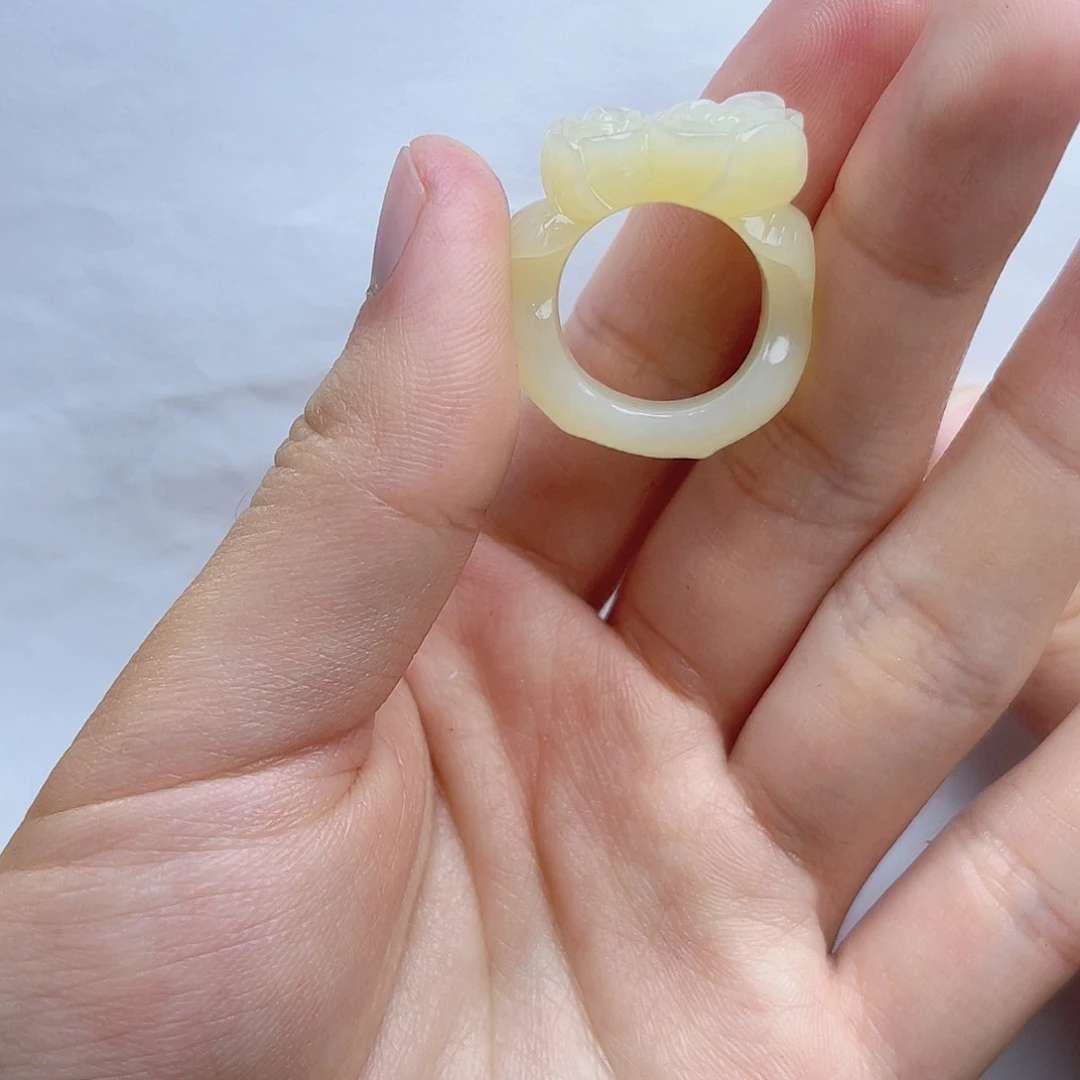 和田玉戒指。k k 未镶嵌