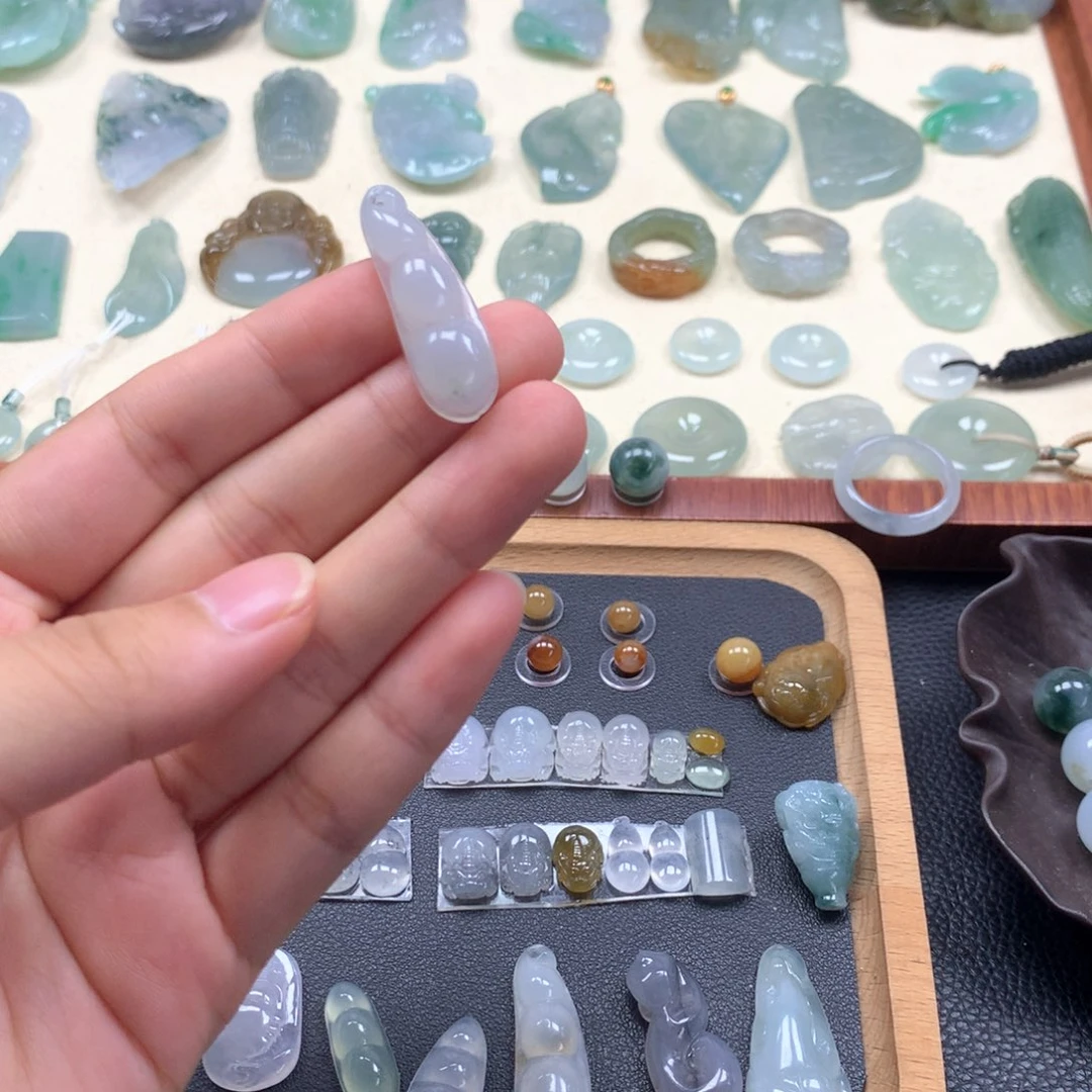 翡翠未镶嵌颈饰豆子