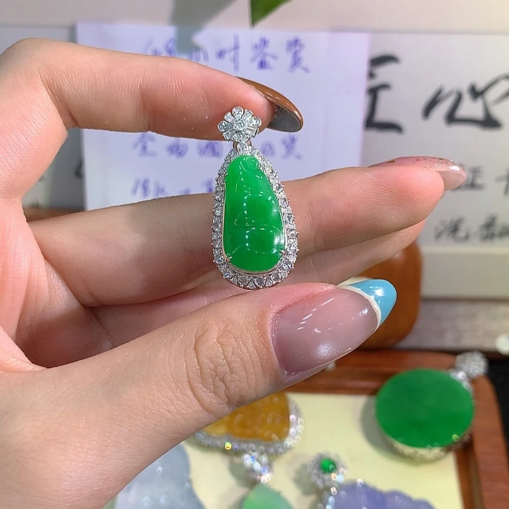 颈饰18K金镶嵌翡翠