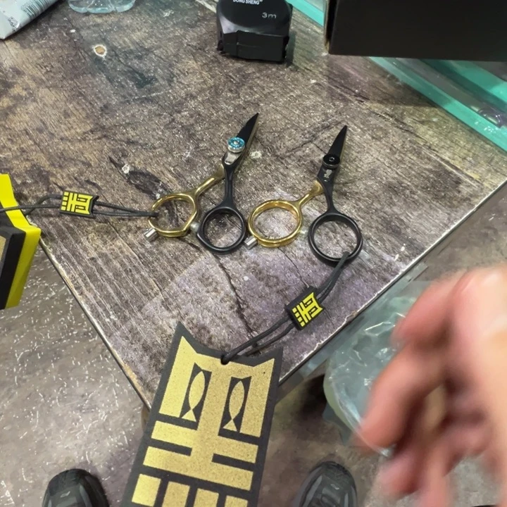 黑金不锈钢剪刀，带个防丢神器，旋钮随机