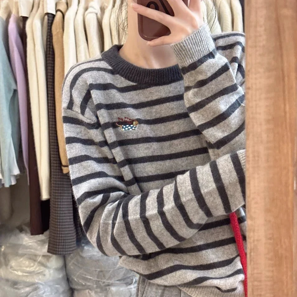 （45）秋冬洋气条纹刺绣圆领针织衫女长袖套头毛衣宽松外穿打底衫潮