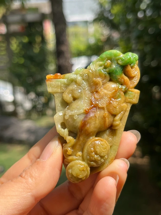 〖金戈铁马〗正宗黄加绿，色泽浓郁，随形仿古雕，铁马飞龙。73-49-16