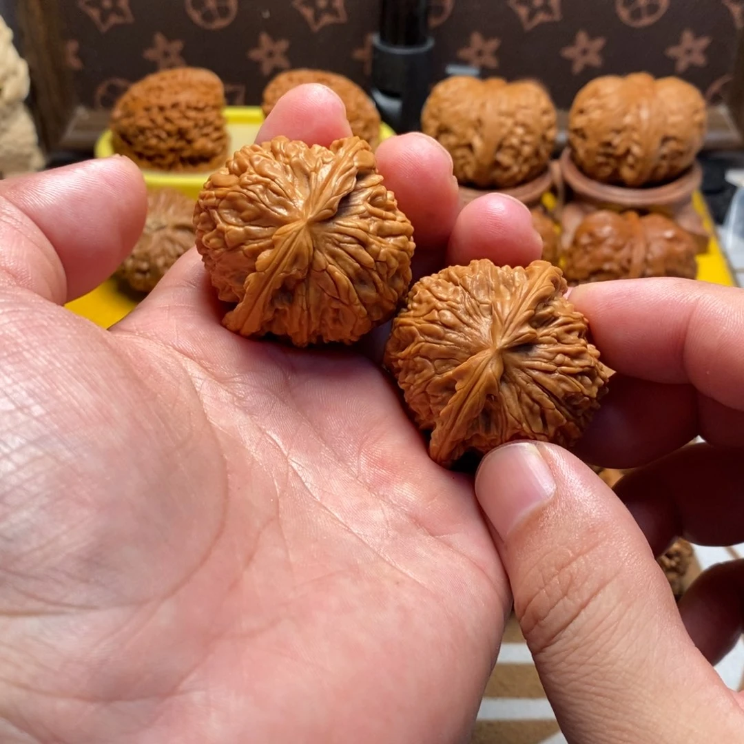 桃核把件42尺球白狮子