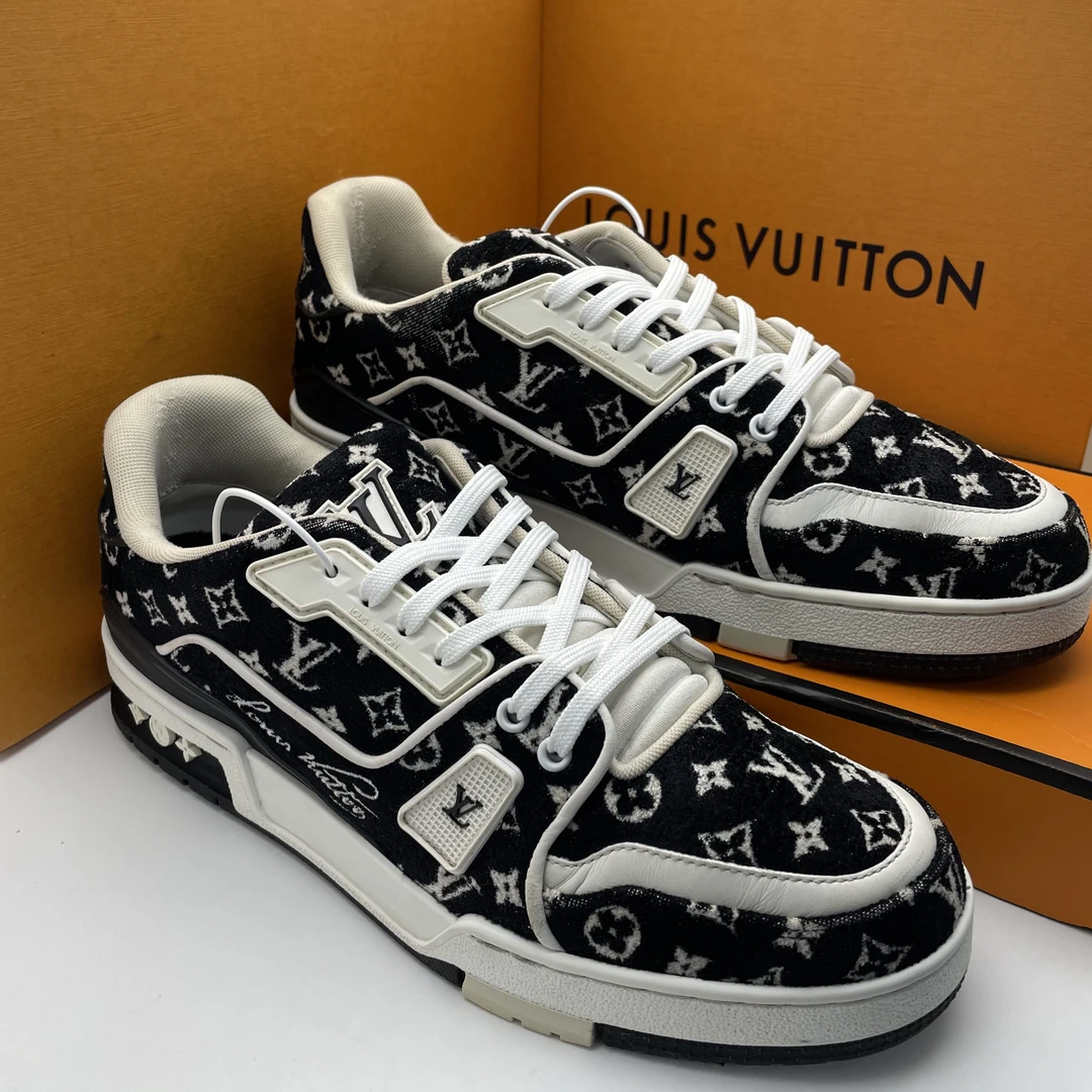 95新 LouisVuitton/路易威登 41.5欧码/黑白熊猫配色植绒运动鞋
