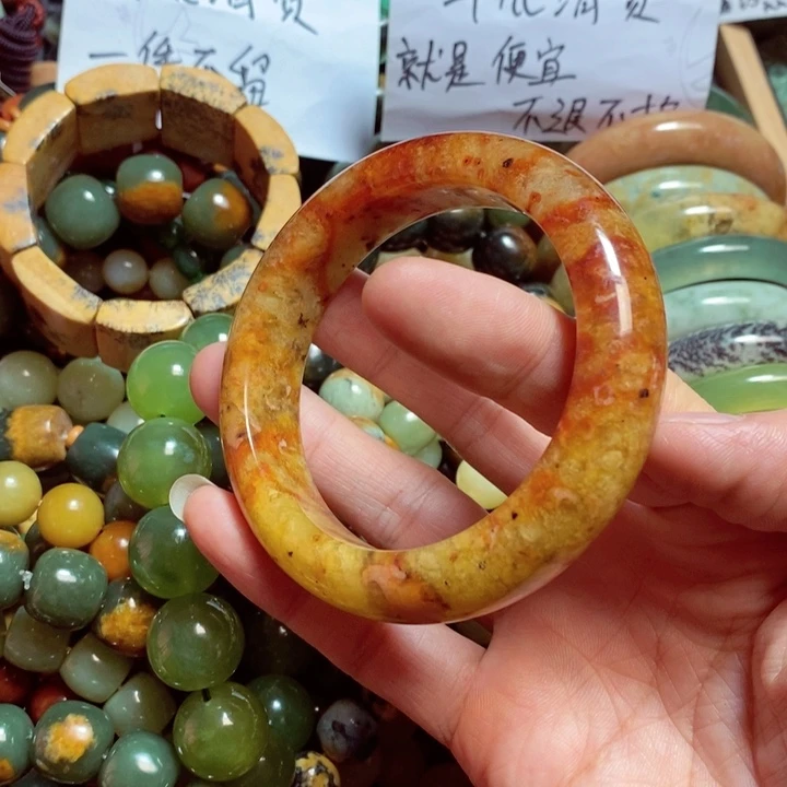 蛇纹石玉颈饰合金