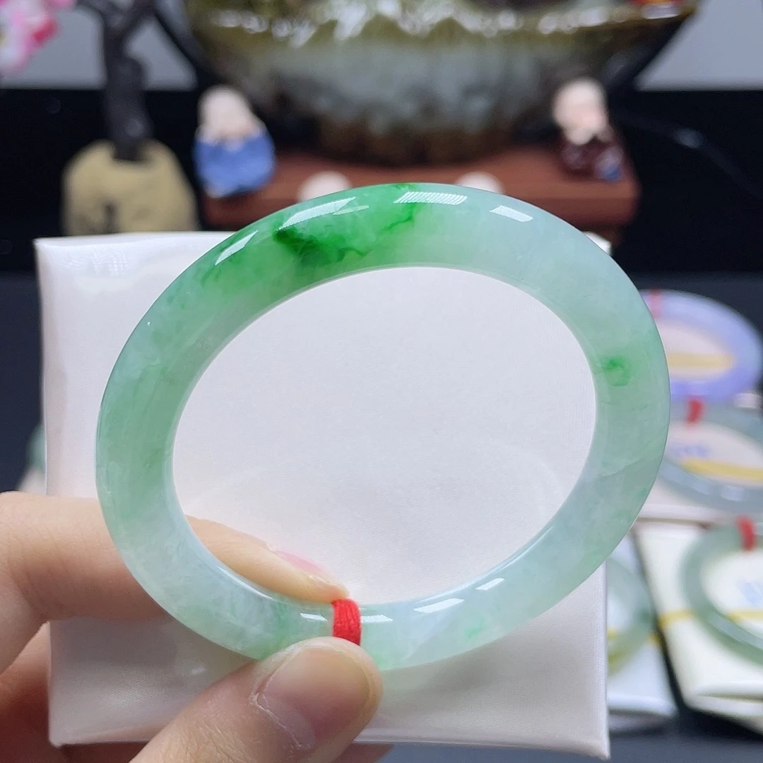 翡翠手镯未镶嵌翡翠手镯