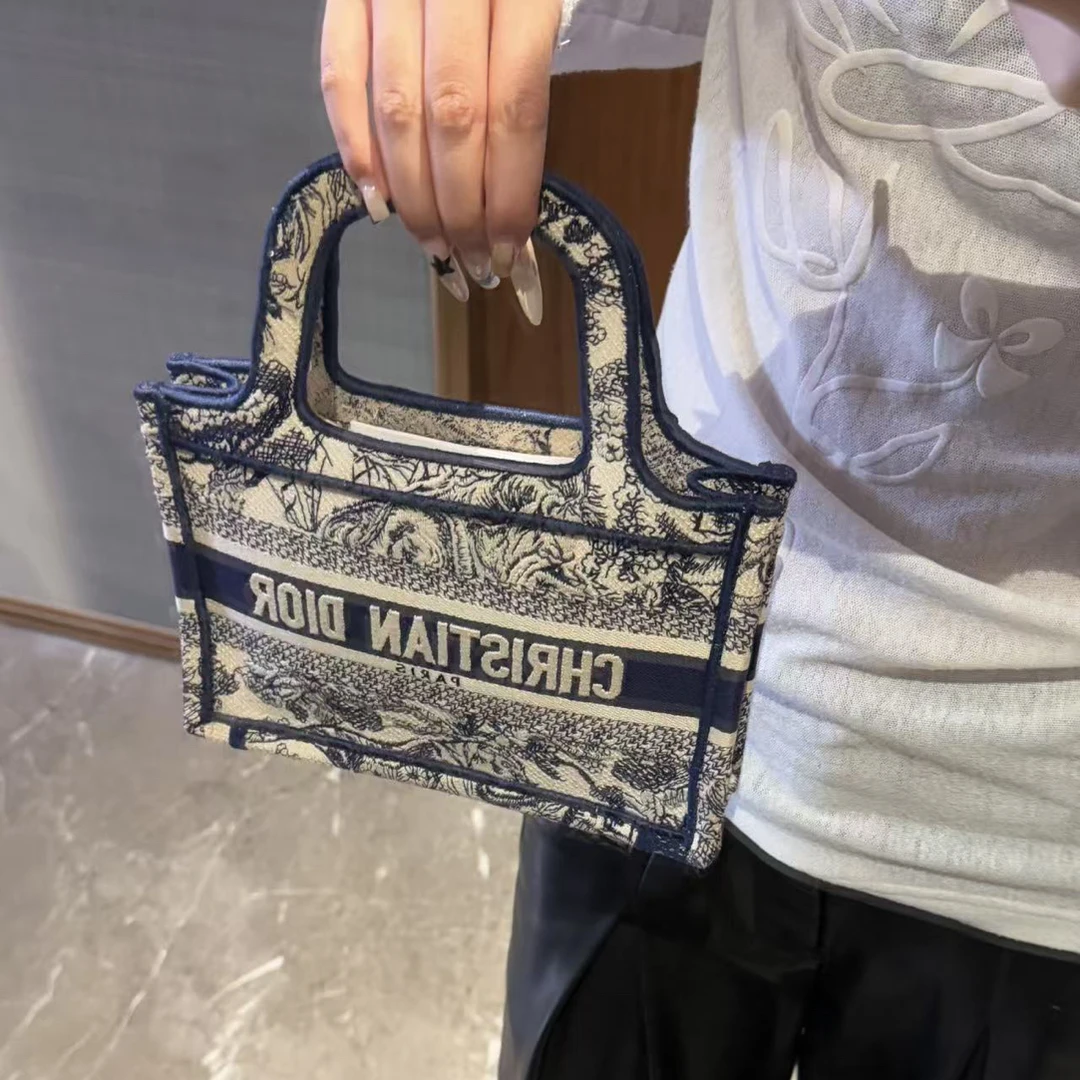 95新 DIOR/迪奥 展会外场！动物园系列mini托特包
