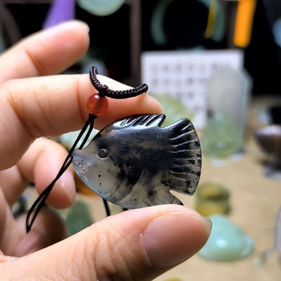 蛇纹石玉未镶嵌颈饰