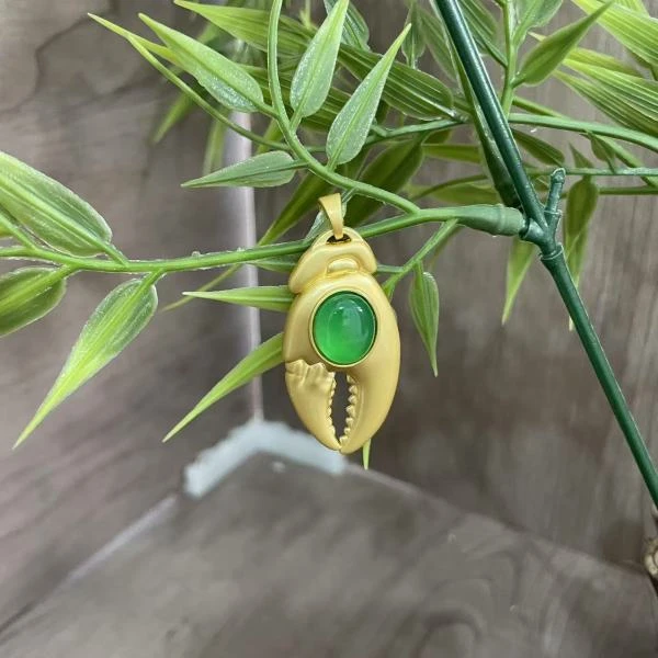 天然 玉髓蟹钳精美吊坠YS263