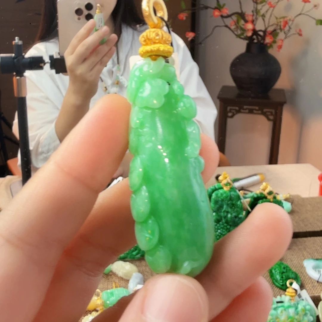 翡翠未镶嵌吊坠(赠链)