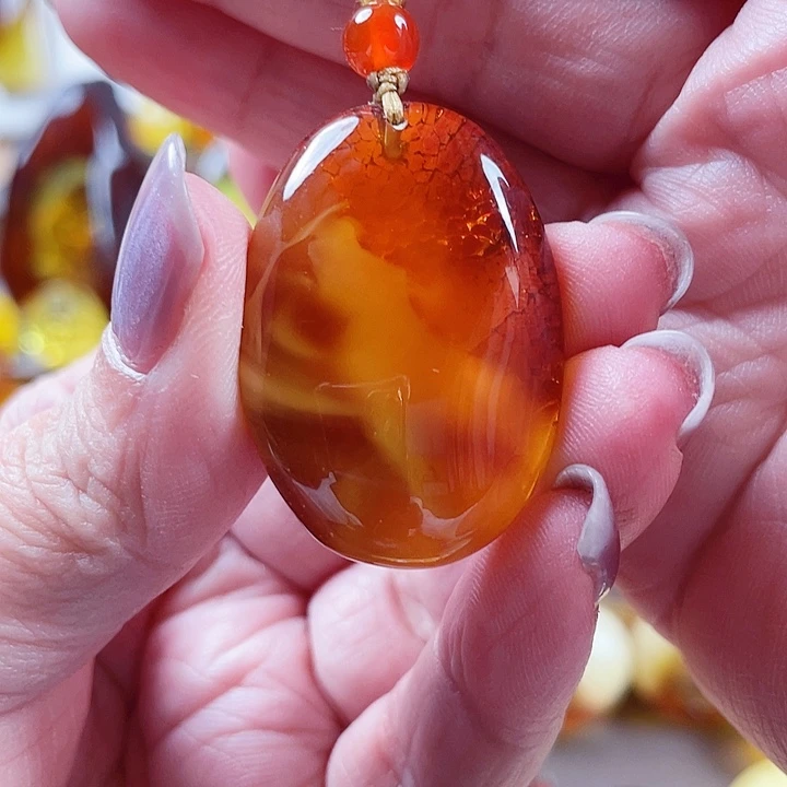 琥珀未镶嵌裸石吊坠