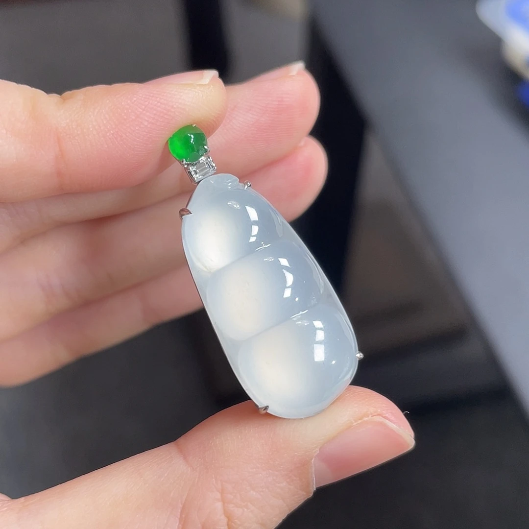 翡翠18K金镶嵌颈饰胖豆