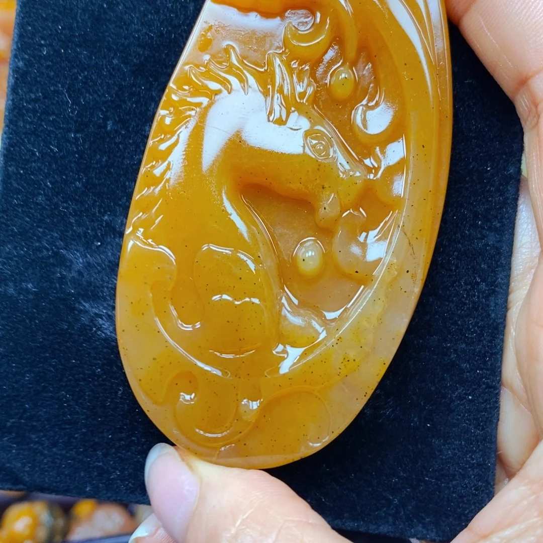 未镶嵌石英质玉（黄龙玉）颈饰