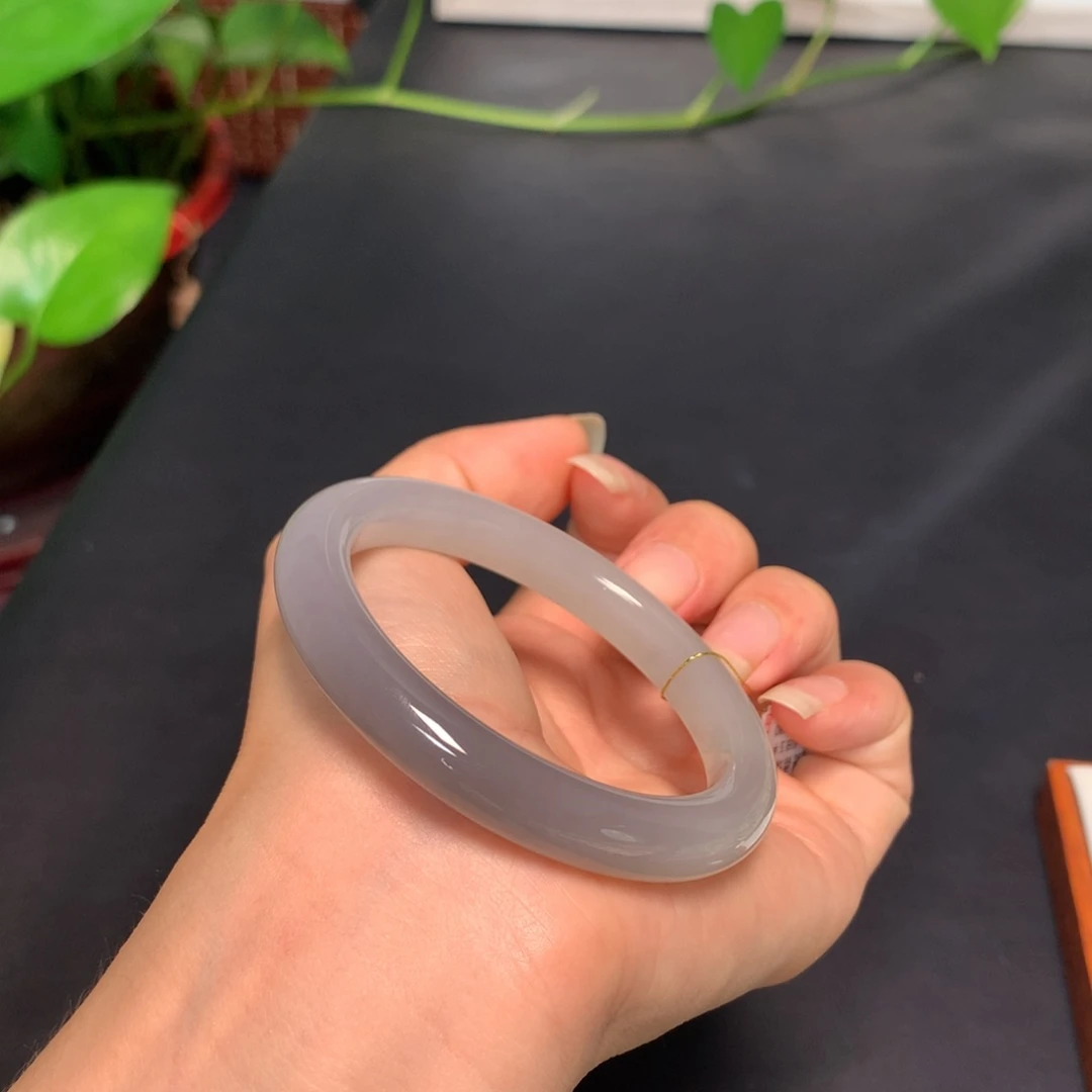 和田玉手镯未镶嵌空*人