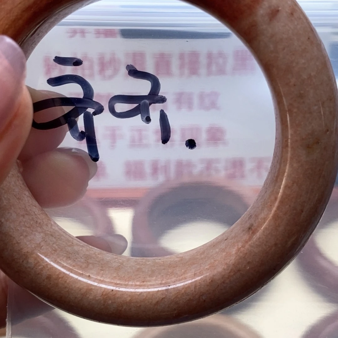 石英质玉手镯未镶嵌齐**慌