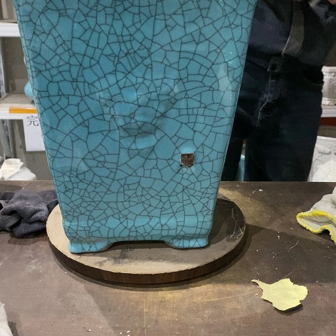 瑕疵花盆里装满鲜花